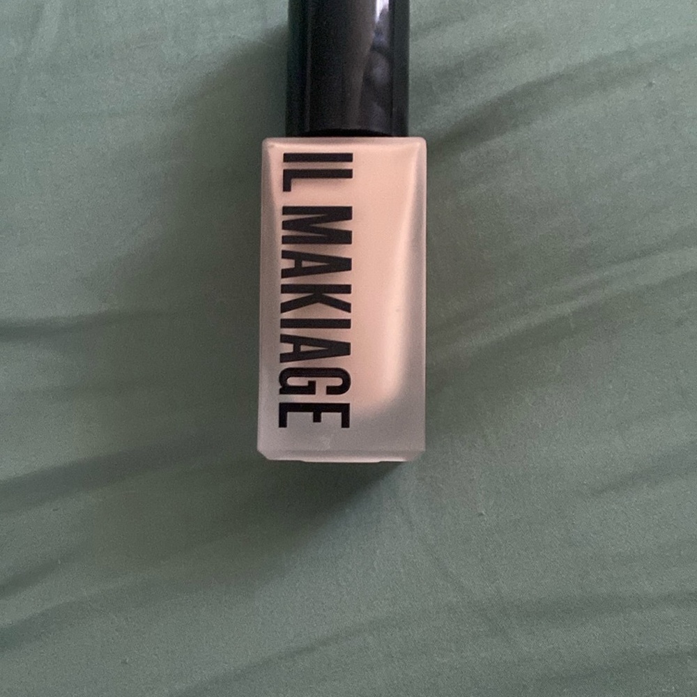 IL MAKIAGE Foundation shade CL 20